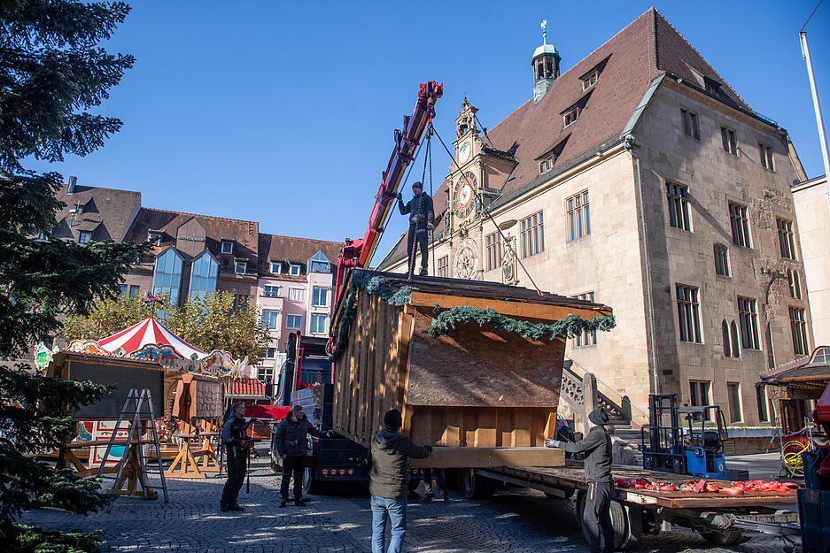 Vom leeren Marktplatz zum festlichen Markt: Der Aufbau des Käthchen Weihnachtsmarktes in Heilbronn hat begonnen.