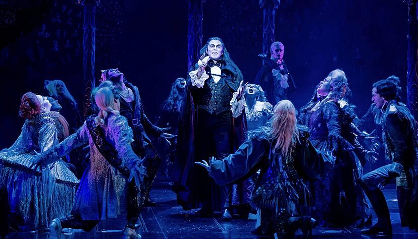 Zum vierten Mal tanzen die Vampire in Stuttgart, diesmal mit Filippo Strocchi als d&uuml;sterer Graf von Krolock. Foto: Jan Potente/Stage Entertainment/dpa