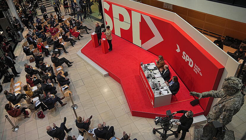 Norbert Walter-Borjans, Bundesvorsitzender der SPD, spricht neben Saskia Esken, Bundesvorsitzende der SPD, beim SPD-Parteitag im Willy-Brandt-Haus. Foto: dpa Norbert Walter-Borjans, Bundesvorsitzender der SPD, spricht neben Saskia Esken, Bundesvorsitzende der SPD, beim SPD-Parteitag im Willy-Brandt-Haus. Foto: dpa