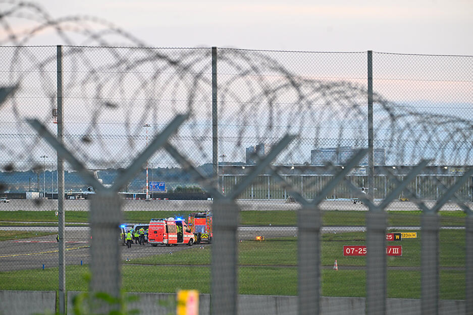 "Letzte Generation" am Stuttgarter Flughafen. "Letzte Generation" am Stuttgarter Flughafen.