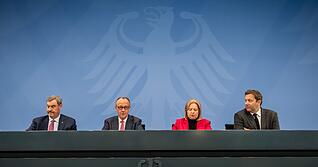 Bundeskanzler Friedrich Merz (M,l,CDU) nimmt neben Markus S&ouml;der (l,CSU), Ministerpr&auml;sident von Bayern und CSU Vorsitzender und B&auml;rbel Bas (M,r,SPD), Bundesarbeitsministerin und Co-Bundesvorsitzende der SPD, sowie Lars Klingbeil (r,SPD), Bundesfinanzminister und Co-Bundesvorsitzender der SPD, an der Pressekonferenz nach dem Koalitonsausschuss teil.