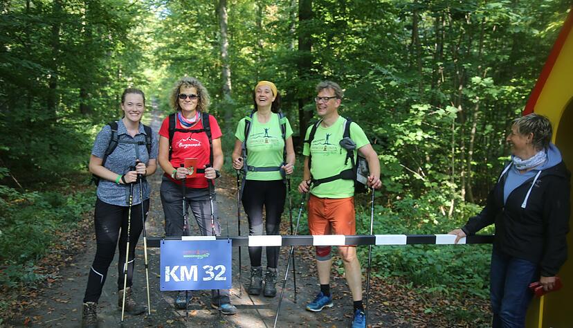 An der badisch-w&uuml;rttembergischen Grenze erhielten die Wanderer einen Passierschein, danach &ouml;ffnete sich der Schlagbaum. Foto: Franz Theuer