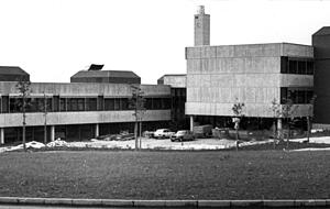 Das Kreisberufsschulzentrum in B&ouml;ckingen in der Au&szlig;enansicht im Juni 1975 kurz vor Schulbeginn. Es bot Platz f&uuml;r 3000 Sch&uuml;ler.