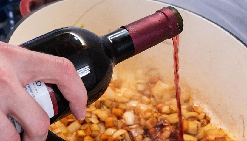 Rotwein l&ouml;st den Bratenansatz des Gem&uuml;ses vom Topfboden und bringt R&ouml;staromen in die So&szlig;e. Verwendet man einen lieblichen Wein, karamellisiert das Gem&uuml;se und sorgt so f&uuml;r vielf&auml;ltigere Aromen.