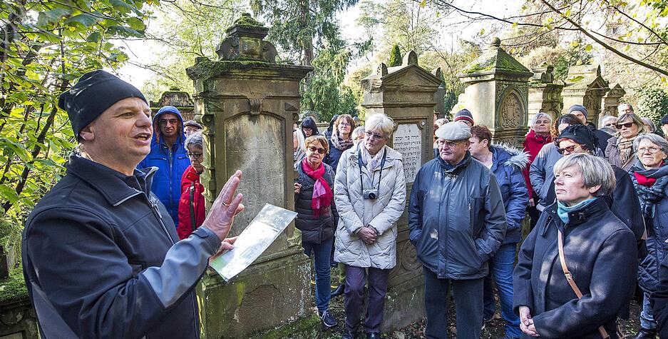 Am Fuße des Heilbronner Wartbergs hält der jüdische Friedhof  die Erinnerung an die einst große jüdische Gemeinde wach. Friedhofsleiter Martin Heier schärft 2016 Besuchern den Blick für Besonderheiten. Neben historischen und jüngeren Gräbern findet sich eine Stehle mit den Namen Heilbronner Juden, die Nazis und dem Mob zum Opfer fielen.