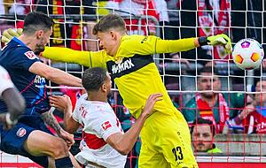 Mit ganz viel Köpfchen: Heidenheims Tim Kleindienst (links) macht das Tor zum zwischenzeitlichen 3:2 gegen Josha Vagnoman und Alexander Nübel (rechts). Mit ganz viel Köpfchen: Heidenheims Tim Kleindienst (links) macht das Tor zum zwischenzeitlichen 3:2 gegen Josha Vagnoman und Alexander Nübel (rechts).