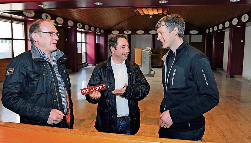 Die Besitzer des ehemaligen WG-Komplexes, Joachim Theisinger (links) und Sohn Lars (rechts) zusammen mit dem künftigen Pächter des Verkaufs- und Verwaltungsbereichs, Michael Preidl.Fotos: Dennis Mugler Die Besitzer des ehemaligen WG-Komplexes, Joachim Theisinger (links) und Sohn Lars (rechts) zusammen mit dem künftigen Pächter des Verkaufs- und Verwaltungsbereichs, Michael Preidl.Fotos: Dennis Mugler
