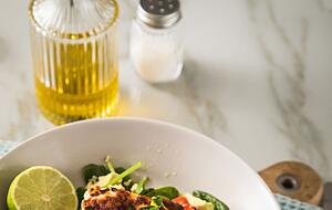 Der Grill-Klassiker: Statt Halloumi für den sommerlichen Salat einfach nackt auf den Grill zu packen, können die Käsescheiben zuvor mit einer scharf gewürzten Mayonnaise bestrichen werden. Die sorgt für mehr Pep. Der Grill-Klassiker: Statt Halloumi für den sommerlichen Salat einfach nackt auf den Grill zu packen, können die Käsescheiben zuvor mit einer scharf gewürzten Mayonnaise bestrichen werden. Die sorgt für mehr Pep.