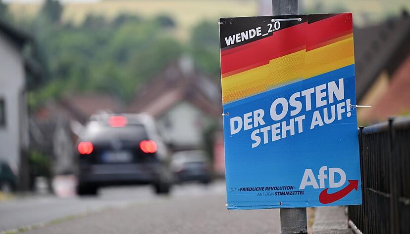 «Der Osten steht auf»: Ein Wahlplakat der AfD. «Der Osten steht auf»: Ein Wahlplakat der AfD.
