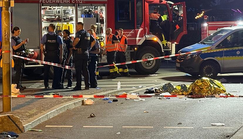 Ein Auto hat nachts in Frankfurt zwei E-Scooter erfasst. Es gibt zwei Todesopfer.