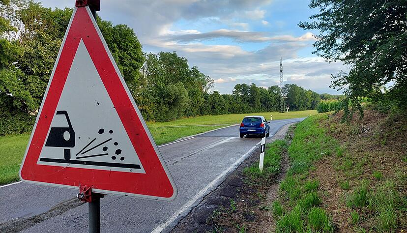 Auf zahlreichen Kreisstra&szlig;en in Hohenlohe ist derzeit nur Tempo 30 m&ouml;glich, weil Baukolonnen dort Splitt gestreut haben - wie hier n&ouml;rdlich von &Ouml;hringen zwischen Unter- und Oberma&szlig;holderbach.