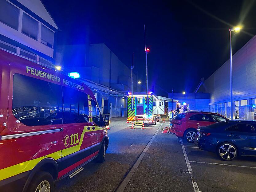 Feuerwehrkr&auml;fte sind in der Hafenstra&szlig;e im Einsatz.
