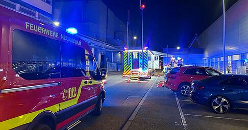 Feuerwehrkr&auml;fte sind in der Hafenstra&szlig;e im Einsatz.