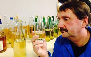 Jürgen Tiefenbach (49) aus Rüblingen, hat die Mostprobe in Dörzbach vor zwölf Jahren ins Leben gerufen. Foto. Ralf Reichert