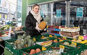 Der Kaufhof hat geschlossen, deshalb verkauft Melanie Müllner an einem Stand vor dem Kaufhaus statt wie bisher in der Delikatessa-Abteilung. Der Kaufhof hat geschlossen, deshalb verkauft Melanie Müllner an einem Stand vor dem Kaufhaus statt wie bisher in der Delikatessa-Abteilung.