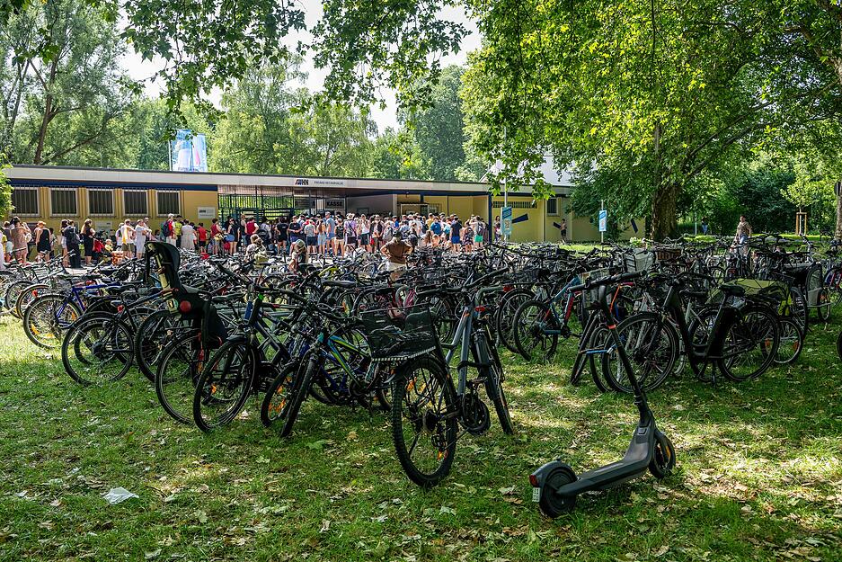 Hitze in Heilbronn: voller Fahrradparkplatz vor dem Freibad Neckarhalde.