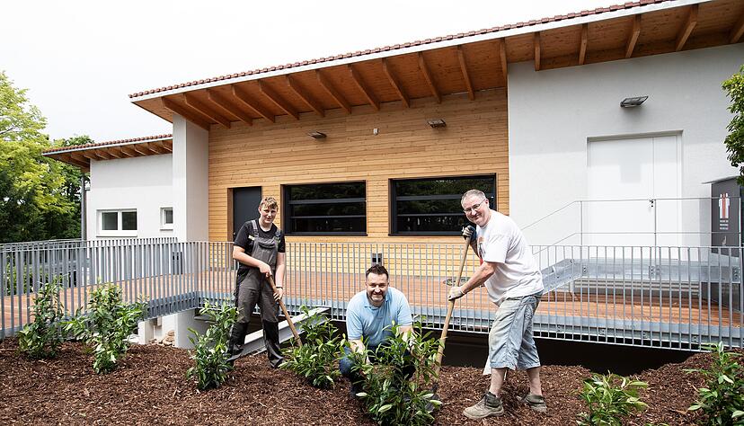 Vor der Einweihung am Freitag arbeiten die Macher der Freilichtspiele noch fleißig am Neubau (v.l.): Fabian Mayer, Andreas Großkopf und Michael Krämer. Foto: Veigel
