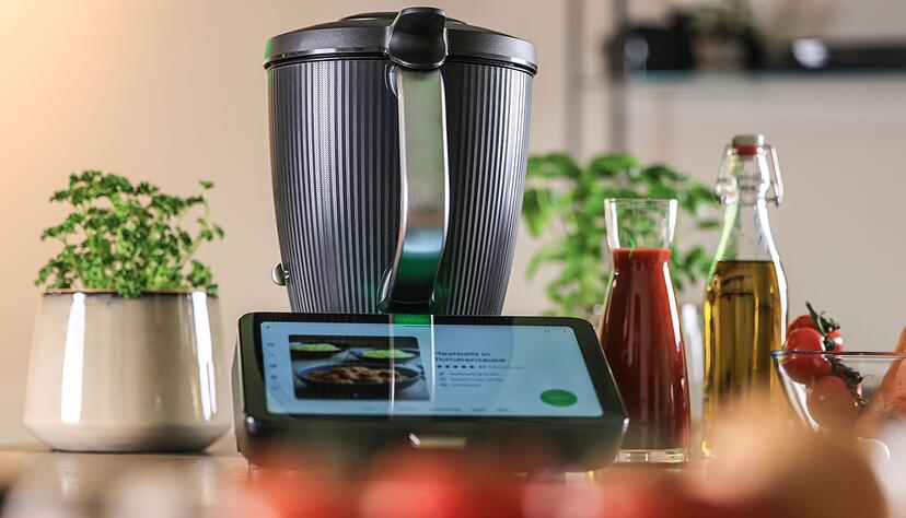 Der neue Thermomix TM7 ist seit Anfang des Jahres auf dem Markt. Das alte Modell TM6 wurde zwischen 2019 und 2024 etwa 8 Millionen Mal verkauft. Der neue Thermomix TM7 ist seit Anfang des Jahres auf dem Markt. Das alte Modell TM6 wurde zwischen 2019 und 2024 etwa 8 Millionen Mal verkauft.