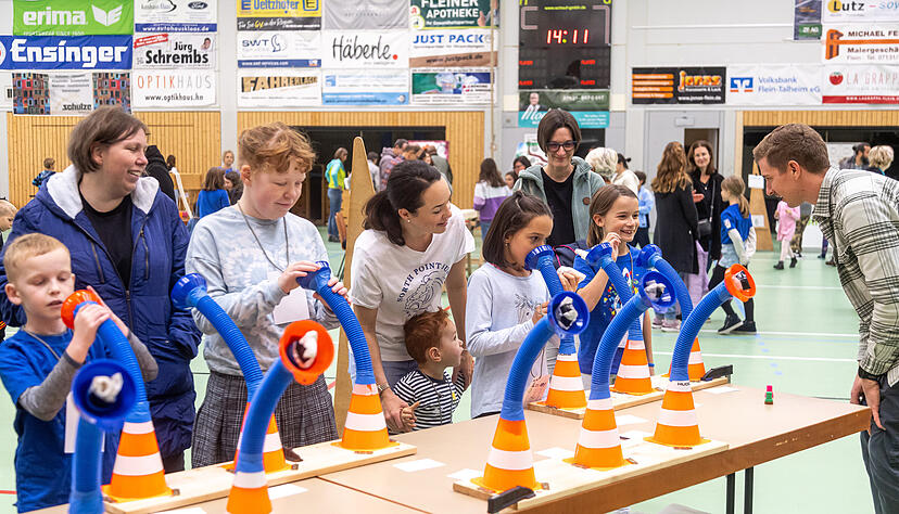 An der Station "Riechstraße" durften die Kinder beim Spiel- und Sportfest ind er Sandberghalle verschiedene Gerüche erraten. An der Station "Riechstraße" durften die Kinder beim Spiel- und Sportfest ind er Sandberghalle verschiedene Gerüche erraten.