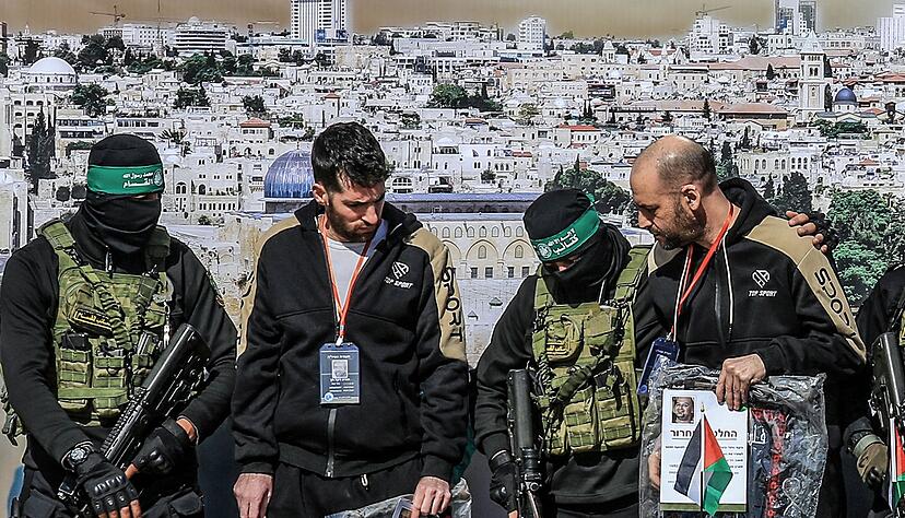 Auf der B&uuml;hne vorgef&uuml;hrt: die Geiseln unmittelbar vor ihrer Freilassung.