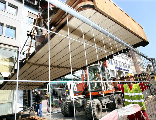 Die Kinodächer werden demontiert. Die Kinodächer werden demontiert.