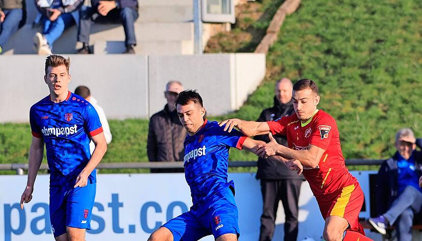 Normalerweise f&uuml;hlen sich die Hollenbacher mit Jonas (links) und Felix Limbach im heimischen Stadion wohl. Dort empfangen sie nach der Niederlage gegen Reutlingen nun am Samstag den FC Denzlingen.
Foto: Marc Schmerbeck