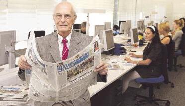 Bis zuletzt interessiert an Innovationen: Frank Distelbarth im Stimme-Office, dem Herzst&uuml;ck der Zeitungsproduktion an der Heilbronner Allee.Fotos: Archiv/Veigel, Dirks, Privat, HSt-Archiv