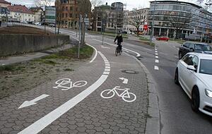 Nach Anwohnerangaben verwirrend: die F&uuml;hrung der Radwege rund um den Rathenauplatz.