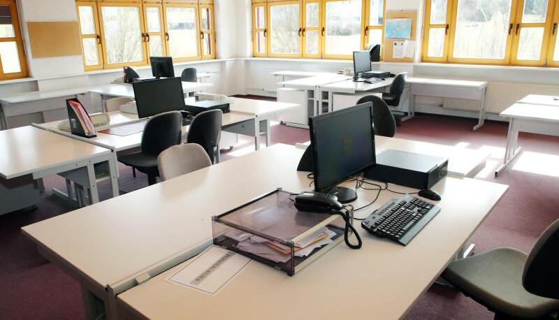 Die Schuldigitalisierung kommt voran: In jedem Klassenzimmer soll es mindestens fünf Netzwerkdosen geben, zwei für die Lehrer, zwei für die Schüler. Zudem sollen die Klassenzimmer eine digitale Präsentationstechnik erhalten. Foto: dpa Die Schuldigitalisierung kommt voran: In jedem Klassenzimmer soll es mindestens fünf Netzwerkdosen geben, zwei für die Lehrer, zwei für die Schüler. Zudem sollen die Klassenzimmer eine digitale Präsentationstechnik erhalten. Foto: dpa