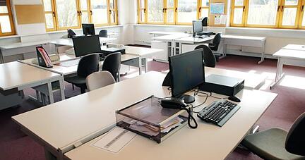 Klassenzimmer mit Computerplätzen. Klassenzimmer mit Computerplätzen.