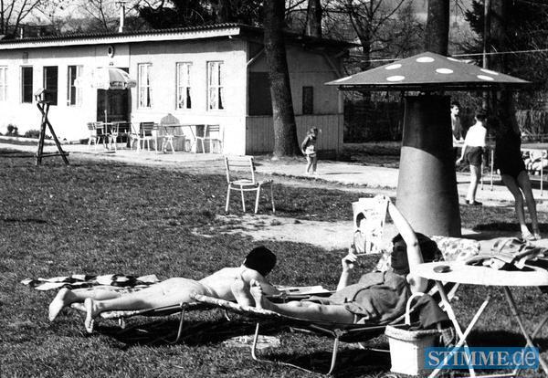 Bei ersten wärmenden Sonnenstrahlen des Jahres 1969 suchen die Menschen Erholung in der Anlage des Vereins für Gesundheitspflege im Heilbronner Köpfertal.