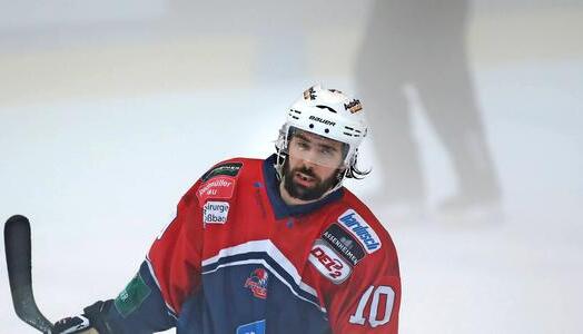 Fehlender Durchblick: Der Schiedsrichter im Hintergrund ist in der wei&szlig;grauen Nebelsuppe auf dem Heilbronner Eis kaum noch zu erkennen, die Spieler hatten es schwer. 
Foto: Veigel