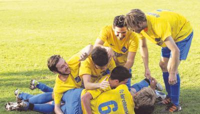 Ausgelassener Jubel der Spieler des FC Kirchhausen, die sich mit einem 5:0 über Niederhofen die Tabellenführung gesichert haben. Foto: Alexander Bertok Ausgelassener Jubel der Spieler des FC Kirchhausen, die sich mit einem 5:0 über Niederhofen die Tabellenführung gesichert haben. Foto: Alexander Bertok