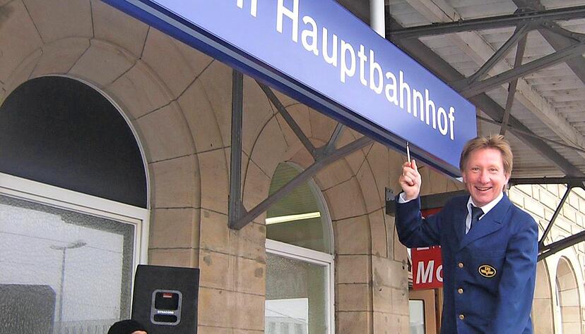 Jochen K. Kübler zog vor zehn Jahren symbolisch die letzte Schraube an. Unterstützt im buchstäblichen Sinne wurde er dabei von Bahnmanagerin Dolores Ossyra. Foto: Archiv/Hachenberg
