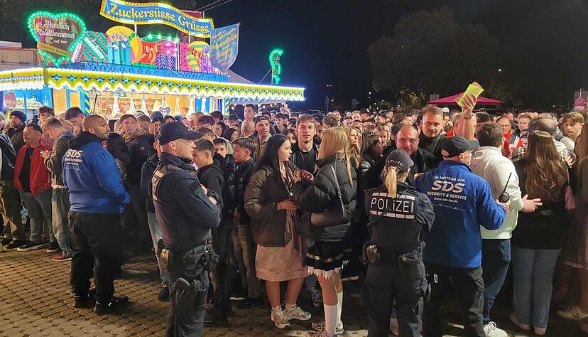 Polizisten und Sicherheitskräfte sind wegen der vielen Besucher auf dem Cannstatter Wasen im Einsatz.