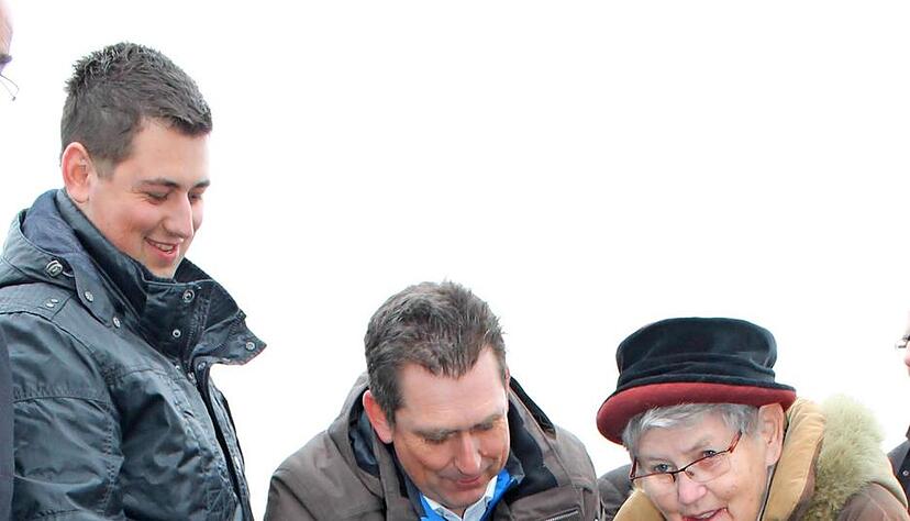 Timo (l.), Rainer und Gerda Schweikert packen eine Stimme in den Grundstein fürs Heilbronner Werk. Foto: Stockburger Timo (l.), Rainer und Gerda Schweikert packen eine Stimme in den Grundstein fürs Heilbronner Werk. Foto: Stockburger