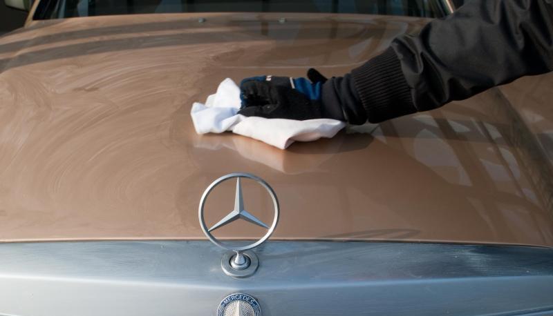 Die alte Benz-Haube gl&auml;nzt auch nach der Politur mit g&uuml;nstigen Mitteln. Das hat ein Test von &laquo;Auto Bild&raquo; und der Sachverst&auml;ndigenorganisation K&Uuml;S ergeben.