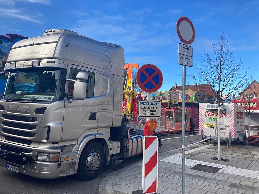 Die Aufbauarbeiten für den Pferdemarkt sind am Freitag im vollen Gange. Die Aufbauarbeiten für den Pferdemarkt sind am Freitag im vollen Gange.