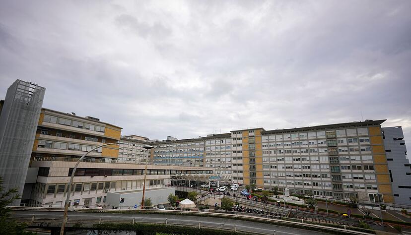 Papst Franziskus ist inzwischen so lange in der Klinik wie noch nie.