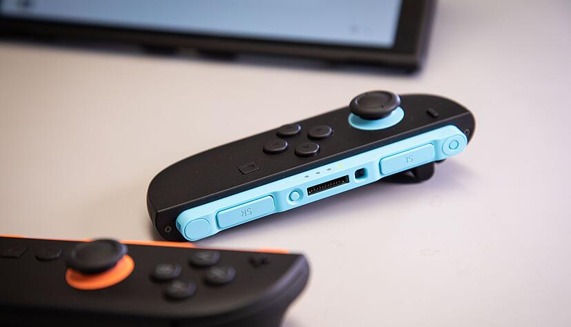 Auch die Switch 2 bringt die typischen Joycon-Controller mit, die an das Handheld angesteckt werden können.