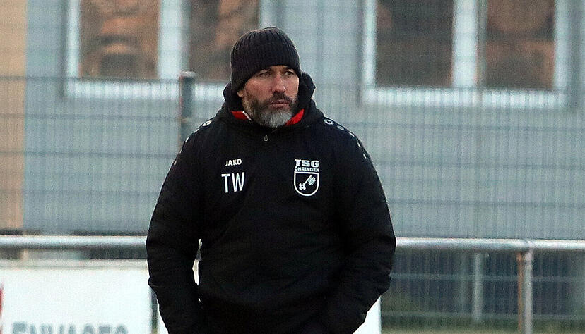 In der klirrenden Hohenloher Kälte sah Tobias Weis, Noch-Trainer der TSG Öhringen, am Samstagnachmittag ein nicht immer glanzvolles, wohl aber erfolgreiches Spiel seiner Mannschaft. Der Sieg gegen die SpVgg Satteldorf war hochverdient. In der klirrenden Hohenloher Kälte sah Tobias Weis, Noch-Trainer der TSG Öhringen, am Samstagnachmittag ein nicht immer glanzvolles, wohl aber erfolgreiches Spiel seiner Mannschaft. Der Sieg gegen die SpVgg Satteldorf war hochverdient.