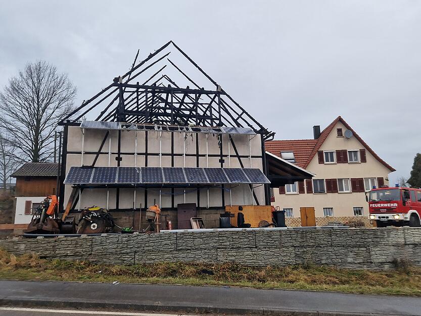 Bei Tag zeigt sich: Die Scheune in Pfedelbach-Baiberbach ist ausgebrannt. Am angrenzenden Haus entstand kein Schaden.