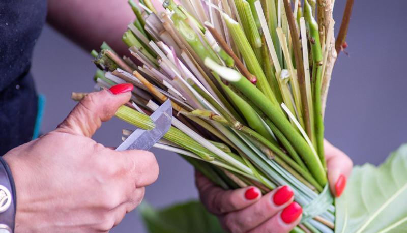 Eine Floristin arbeitet an einem Blumenstrau&szlig;.