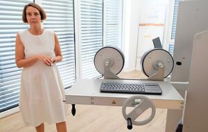 Mit Fragen best&uuml;rmt wurde Gesch&auml;ftsf&uuml;hrerin Anke Rauchbach. In der sehr modern ausgestatteten Physiotherapie-Praxis sieht sie gro&szlig;e Chancen f&uuml;r die Pr&auml;vention.