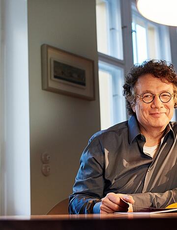 &bdquo;Nat&uuml;rlich w&auml;re ein AfD-Ministerpr&auml;sident schrecklich, wobei ich nicht glaube, dass es soweit kommt&ldquo;: Auf Einladung von Literaturhaus und der KSK-Stiftung tritt Autor Ingo Schulze im Rahmen der Reihe &bdquo;Wendezeiten&ldquo; in Heilbronn auf.
Foto: Gaby Gerster