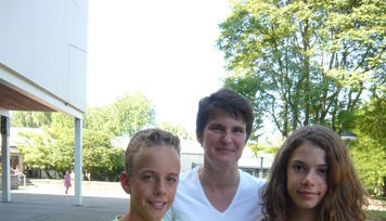 Baden-Württembergs Umweltministerin Tanja Gönner überreicht den Preis an Schüler der Klasse 5d des JkG. Foto: Ulrike Bauer-Dörr Baden-Württembergs Umweltministerin Tanja Gönner überreicht den Preis an Schüler der Klasse 5d des JkG. Foto: Ulrike Bauer-Dörr