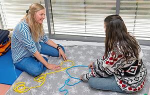 Wahrnehmung und Realität: Natalie Seyfert lässt die Patientin einschätzen, wie dick sie ihren Oberschenkel empfindet und ihn dann mit einem zweiten Seil messen. Wahrnehmung und Realität: Natalie Seyfert lässt die Patientin einschätzen, wie dick sie ihren Oberschenkel empfindet und ihn dann mit einem zweiten Seil messen.