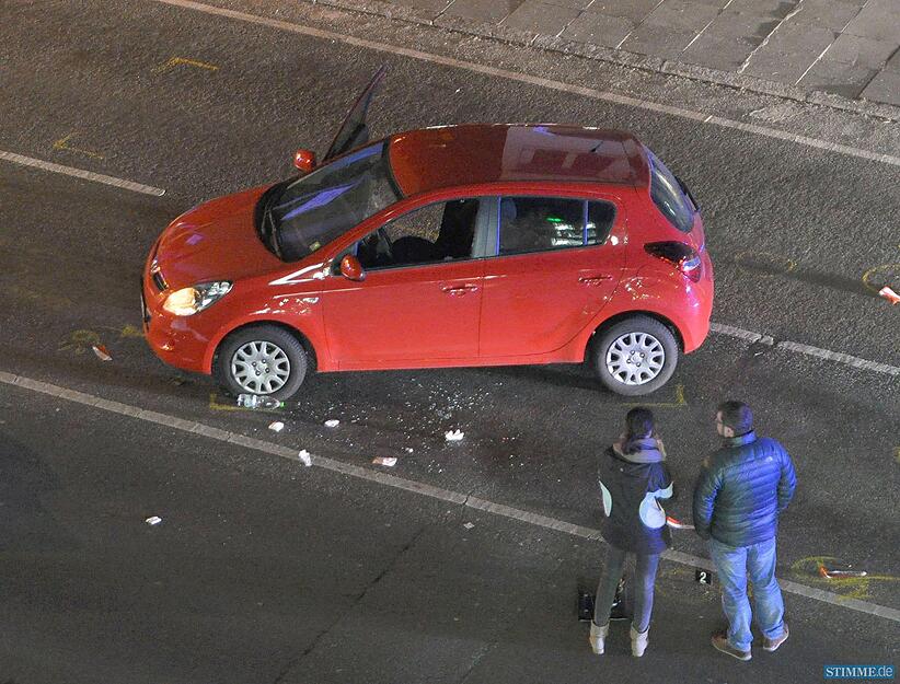 Polizeibeamte stehen am 11.03.2015 in Stuttgart (Baden-Württemberg) nach einer Schießerei vor dem Fahrzeug der Täter. Zwei mutmaßliche Kriminelle wollten sich zuvor einer Festnahme entziehen und hatten bei der Flucht einen Polizisten schwer verletzt. Die Polizei machte daraufhin von ihren Schusswaffen Gebrauch.