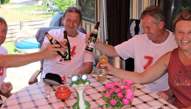 Ein Bier im Schatten: Roland Glashauser, J&uuml;rgen Kasimir, Andreas K&ouml;hler und Anja Glashauser (v.l.) waren auf dem Campingplatz am Neum&uuml;hlsee ganz entspannt.