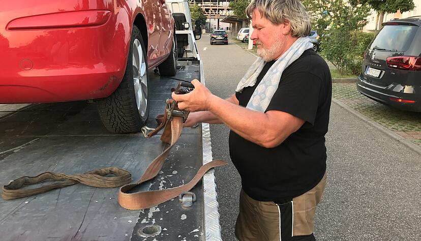 Waldemar Janzen holt am Montag ein beschädigtes Auto ab. Auch die Fahrer der beauftragten Abschleppdienste fragen: "Was ist denn hier passiert?" Ob die Versicherung Abschleppkosten bezahlt, erklärt eine Expertin im Interview.
Foto: Adrian Hoffmann Waldemar Janzen holt am Montag ein beschädigtes Auto ab. Auch die Fahrer der beauftragten Abschleppdienste fragen: "Was ist denn hier passiert?" Ob die Versicherung Abschleppkosten bezahlt, erklärt eine Expertin im Interview.
Foto: Adrian Hoffmann